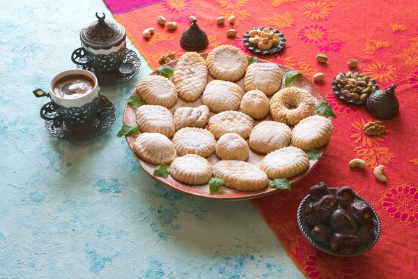 Arab sütik Maamoul. Ramadan édességek háttér. — Stock Fotó