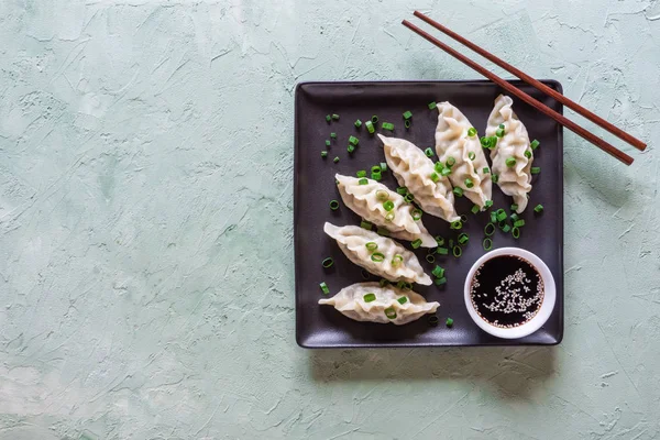 Dumplings de carne caseros en el plato, vista superior —  Fotos de Stock