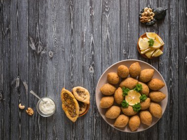 Kuzu ve çam fıstığı ile geleneksel Arap içli köfte.