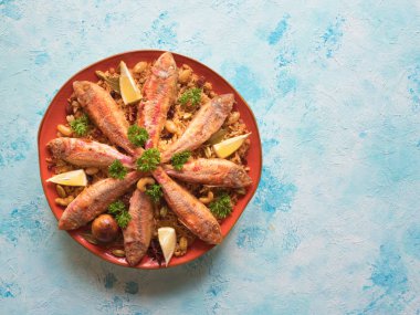 Arap balığı Kabsa. Balık biryani. Üst görünüm.