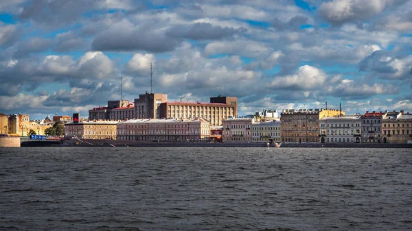 Bela paisagem com vista para a água de São Petersburgo — Fotografia de Stock