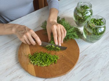 Kış için baharatlı yeşillik hasat