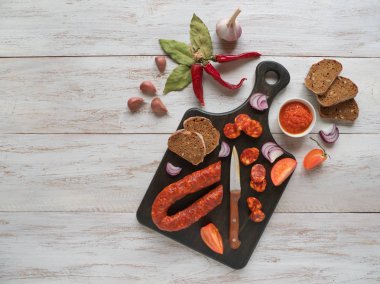 Koyu ahşap arka planda Chorizo sosisi dilimleri