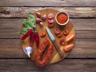 Koyu ahşap arka planda Chorizo sosisi dilimleri