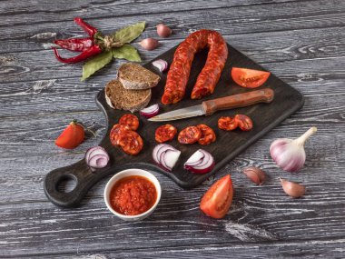 Koyu ahşap arka planda Chorizo sosisi dilimleri