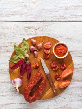 Chorizo sosisi doğrama tahtasında dilimlenir.. 