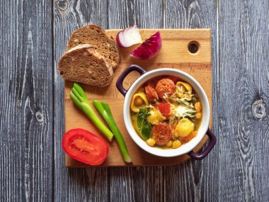 Sebzeli baharatlı sucuk yahnisi.