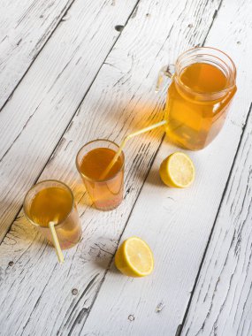 Organik mayalanmış çay. Limonlu Kombucha.