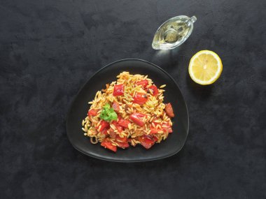 Chorizo orzo salatası ve kavrulmuş biber. Üst görünüm.