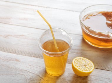 Organik mayalanmış çay. Limonlu Kombucha.