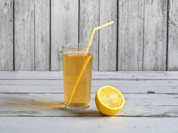 Органический чай с брожением Комбуча с лимоном — стоковое фото