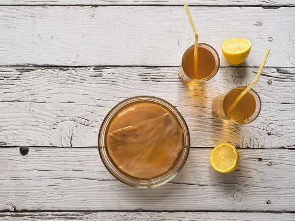 Biologische gefermenteerde thee drank Kombucha met citroen — Stockfoto