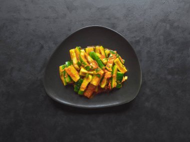 Geleneksel Kore salatalıklı kimchi. 