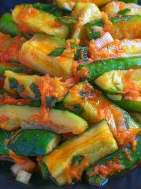 Geleneksel Kore salatalıklı kimchi atıştırması. Kapat.