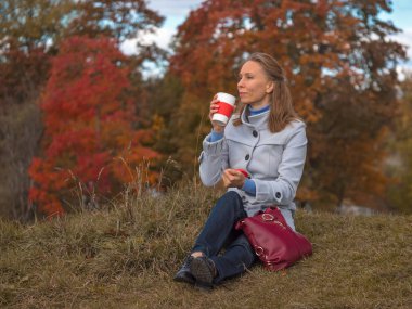 Bir kadının ellerinde yeniden kullanılabilir kahve fincanı.. 