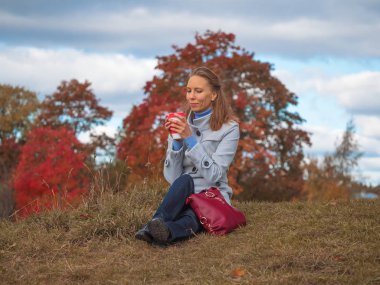 Bir kadının ellerinde yeniden kullanılabilir kahve fincanı.. 