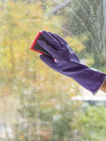 Limpieza de casas. Lavado de vidrio de ventana sucio . — Foto de Stock