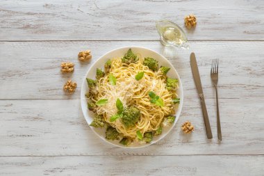 Kavrulmuş Romanesco ve karnabahar makarna. Üst görünüm.