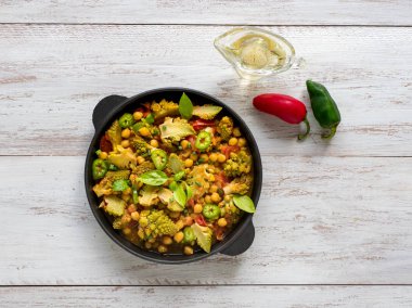 Fındıklı kavrulmuş Romanesco köri. Üst görünüm