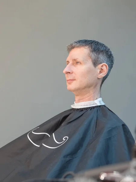 Männlicher Haarschnitt im Schönheitssalon. — Stockfoto