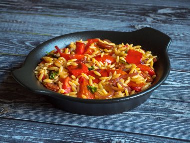 Chorizo orzo salatası ve kavrulmuş biber. Üst görünüm.