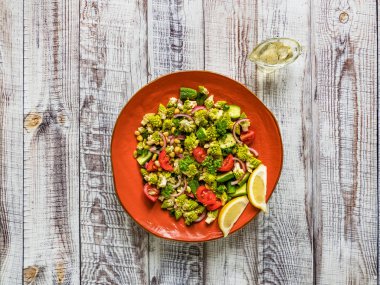 Kavrulmuş Romanesco salatası, üst manzara.