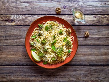 Karnabaharlı makarna (brokoli)). 