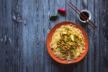 Fındık ve makarna ile kavrulmuş Romanesco köri.  