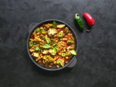 Romanesco lahanalı köri ve pirinç.