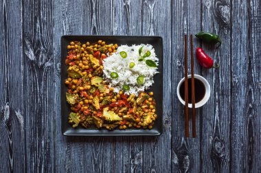 Romanesco lahanalı köri ve pirinç.