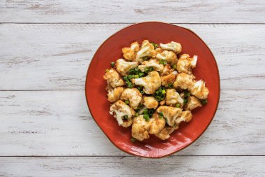 Tabakta kızartılmış karnabahar. Üst görünüm.