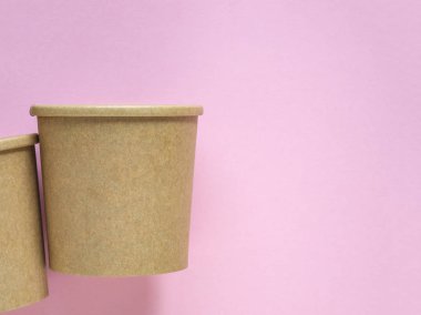 Pembe arka planda karton bardak