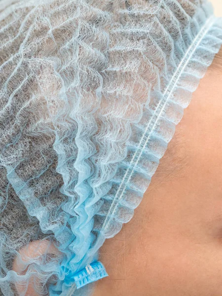 Modrá lékařská jednorázové víčko na vlasy. — Stock fotografie