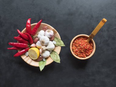 Kırmızı acı sos, sarımsak, kırmızı biber ve baharat.. 