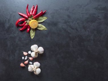 Kırmızı acı biberin çeşitli ürünleri serilmiştir..