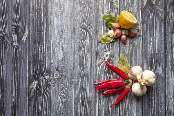 Verschiedene Produkte von rotem Paprika werden ausgebreitet. — Stockfoto