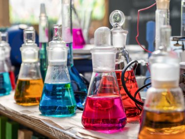 Rafta renkli reaktörler olan test tüpleri