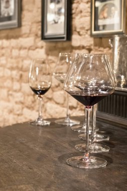 Şarap kadehlerini tadıyorum. 