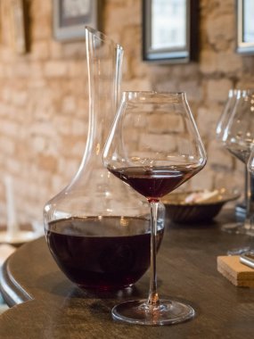 Şarap kadehlerini tadıyorum. 