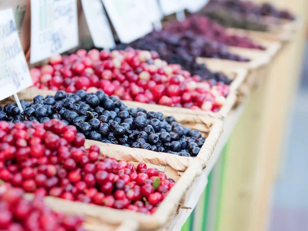 Счетчик на рынке с спелыми ягодами — стоковое фото