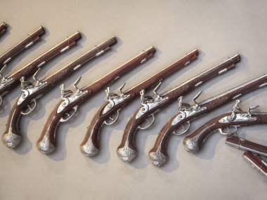 Duvardaki taklit antika tabancalar..