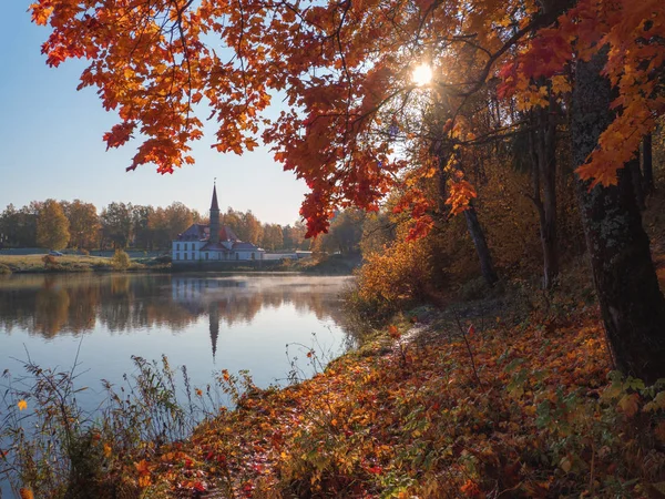 Paisaje de otoño con un Palacio junto al agua —  Fotos de Stock