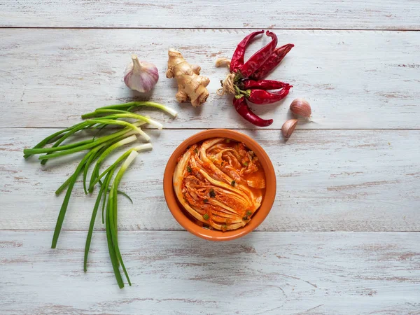 Chou kimchi dans un bol sur fond en bois — Photo