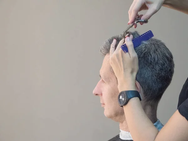 Hombre en silla de peluquero, peluquero corte de pelo . — Foto de Stock