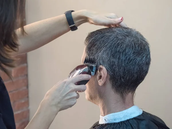 Hombre en silla de peluquero, peluquero corte de pelo — Foto de Stock