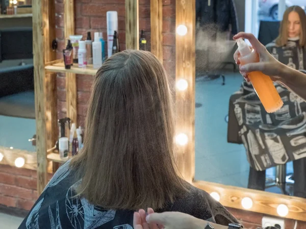 Peluquería hidrata el cliente spray para el cabello — Foto de Stock