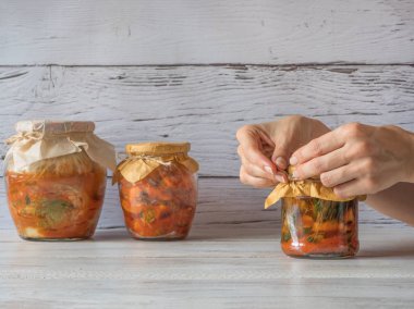 Ahşap bir masada kavanozlarda Kore kimchi 'si..