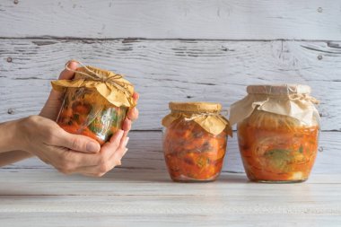 Ahşap bir masada kavanozlarda Kore kimchi 'si..