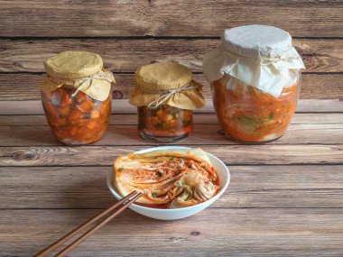 Koyu ahşap bir masada Çin lahanasından kimçi.