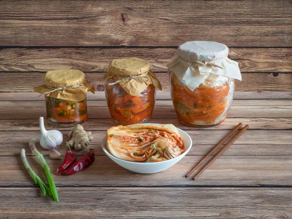 Kimchi från kinesisk kål på ett mörkt träbord — Stockfoto